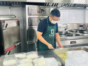 向山顶送餐的马拉松运动员（奔跑的午餐）