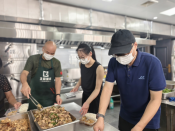 向山顶送餐的马拉松运动员（奔跑的午餐）