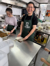 向山顶送餐的马拉松运动员（奔跑的午餐）