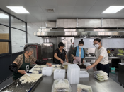 向山顶送餐的马拉松运动员（奔跑的午餐）8.21