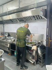 向山顶送餐的马拉松运动员（奔跑的午餐）9.3