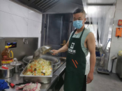向山顶送餐的马拉松运动员（奔跑的午餐）9.5