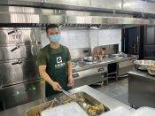向山顶送餐的马拉松运动员（奔跑的午餐）9.10