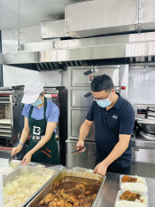 向山顶送餐的马拉松运动员（奔跑的午餐）9.28