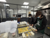 向山顶送餐的马拉松运动员（奔跑的午餐）