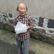 向山顶送餐的马拉松志愿者