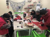大渡邻里中心邻阿姨制作手工棉鞋志愿者