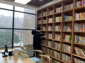 大渡邻里中心志愿者整理图书志愿服务活动