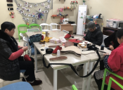大渡邻里中心邻阿姨制作手工棉鞋志愿者