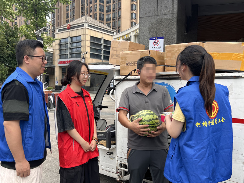 大渡社区开展夏日送清凉志愿服务活动
