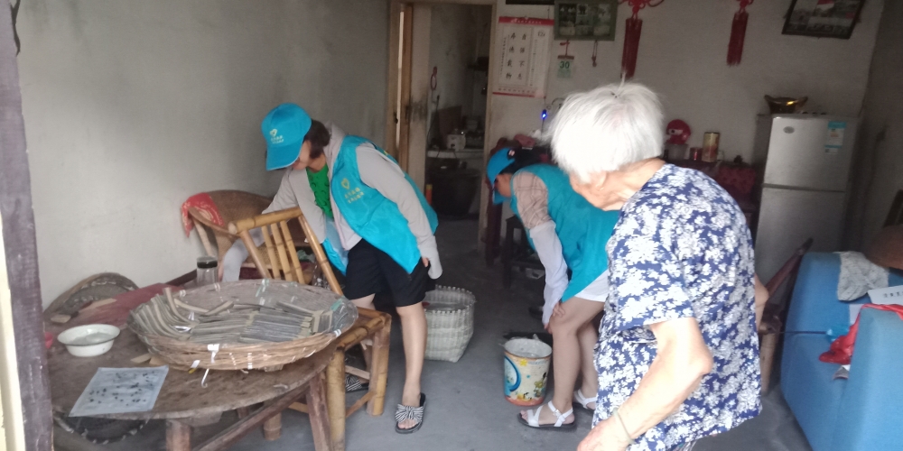 帮助孤寡老人搞卫生