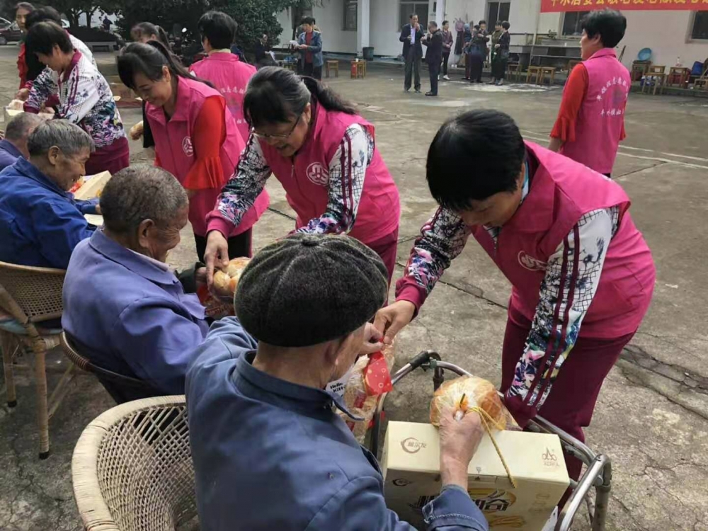 平水镇潮亭社区慰问年迈老人