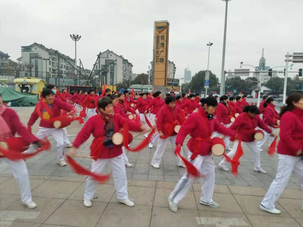 潮亭社区腰鼓队为迎新春敲开幸福门