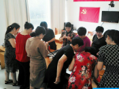 巧手做月饼，共话邻里情