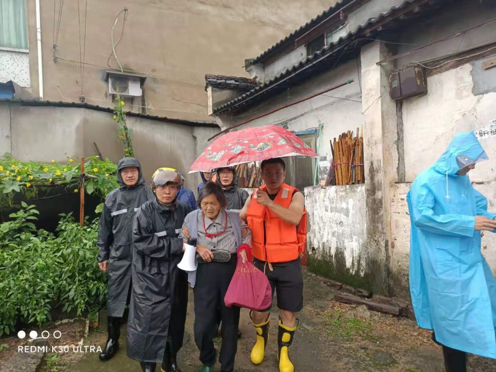 台风来袭 潮亭社区紧急转移独居老人