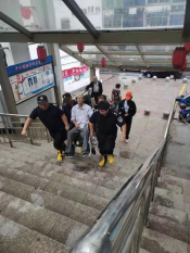 台风来袭 潮亭社区紧急转移独居老人