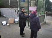 社区疫情守小门