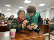 社区开展老年人智能手机学习活动