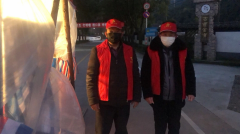 疫情期间，志愿者村口执勤