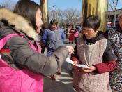 分发疫情宣传册