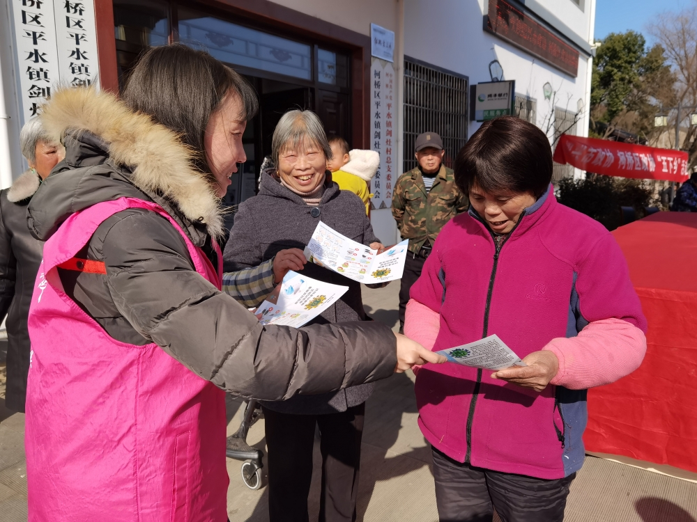 分发疫情宣传册