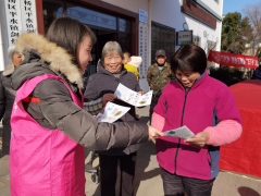 分发疫情宣传册