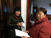 志愿者发放宣传单