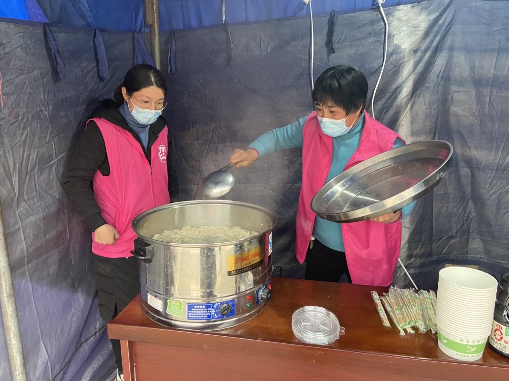 志愿者冬至送水饺