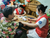 关爱老人  送医上门