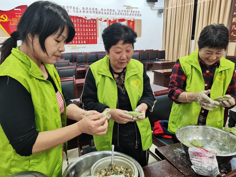 棠一村清明民俗活动--包艾饺