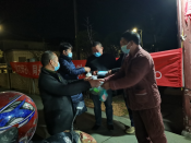 棠一村志愿者为卡扣志愿者送宵夜