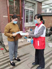 给村民分发口罩