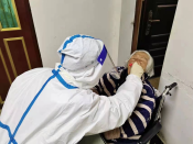 带领医护人员上门做核酸