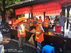 夏日送清凉给环卫工人