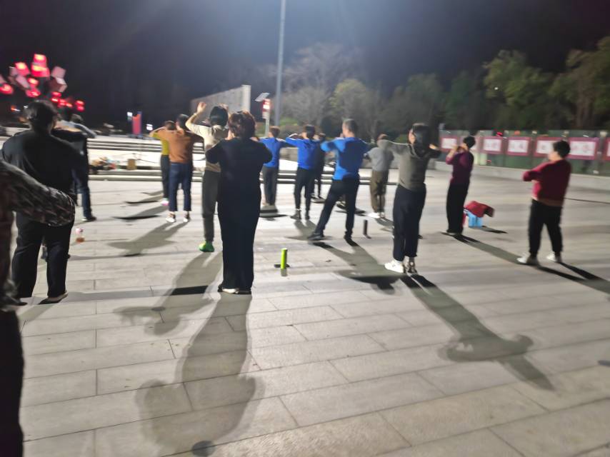 金三角社区开展健身舞培训志愿活动