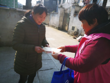 志愿者发放平安法治宣传单