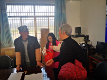 过年送温暖，红色围巾温暖你我