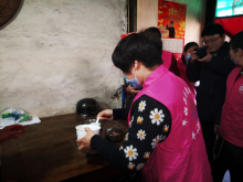 元宵送汤圆，团团又圆圆
