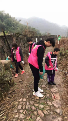 山间道路垃圾清理活动