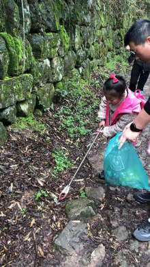 山间道路垃圾清理活动