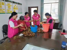 迎端午--制作粽子慰问困难户活动