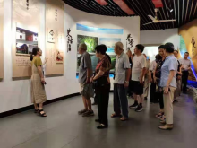 政协老干部参观党史馆