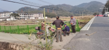 根据防疫要求对村内道路进行设点封闭