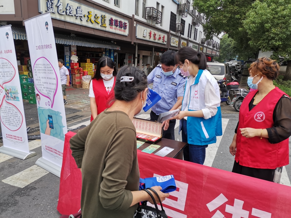 柯桥区司法局在安昌集镇开展法治宣传、法律咨询活动