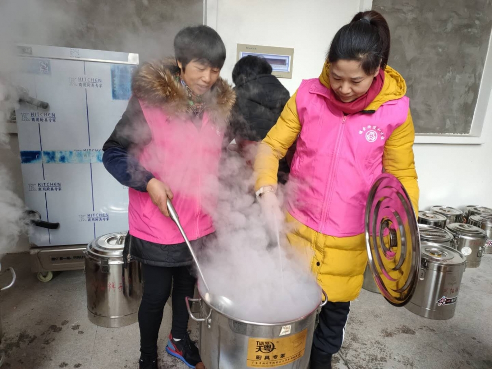 腊八节和大姐志愿者制作腊八粥送温暖活动