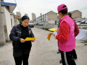 文化志愿者分发宣传单清明期间加强疫情防控暂停祭扫活动
