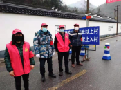 爱心人士为抗疫志愿者送来温暖