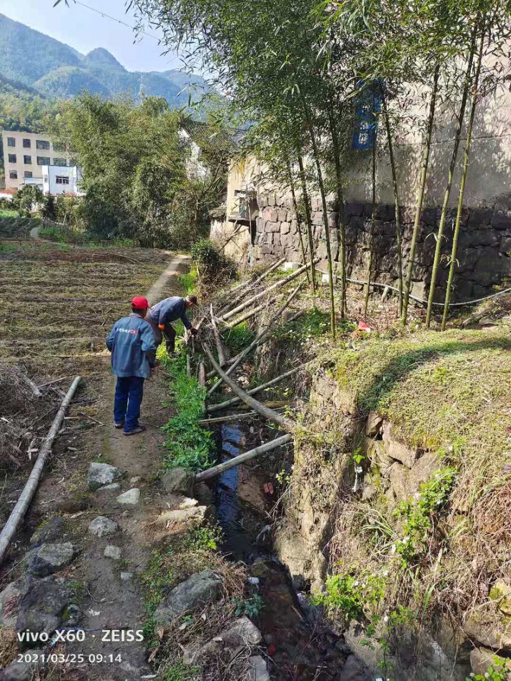 拆除违规瓜棚，还河道畅通