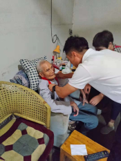 给老党员送荣誉送温暖