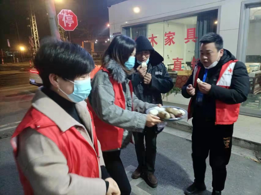 关爱一线送温暖， 共抗疫情暖人心